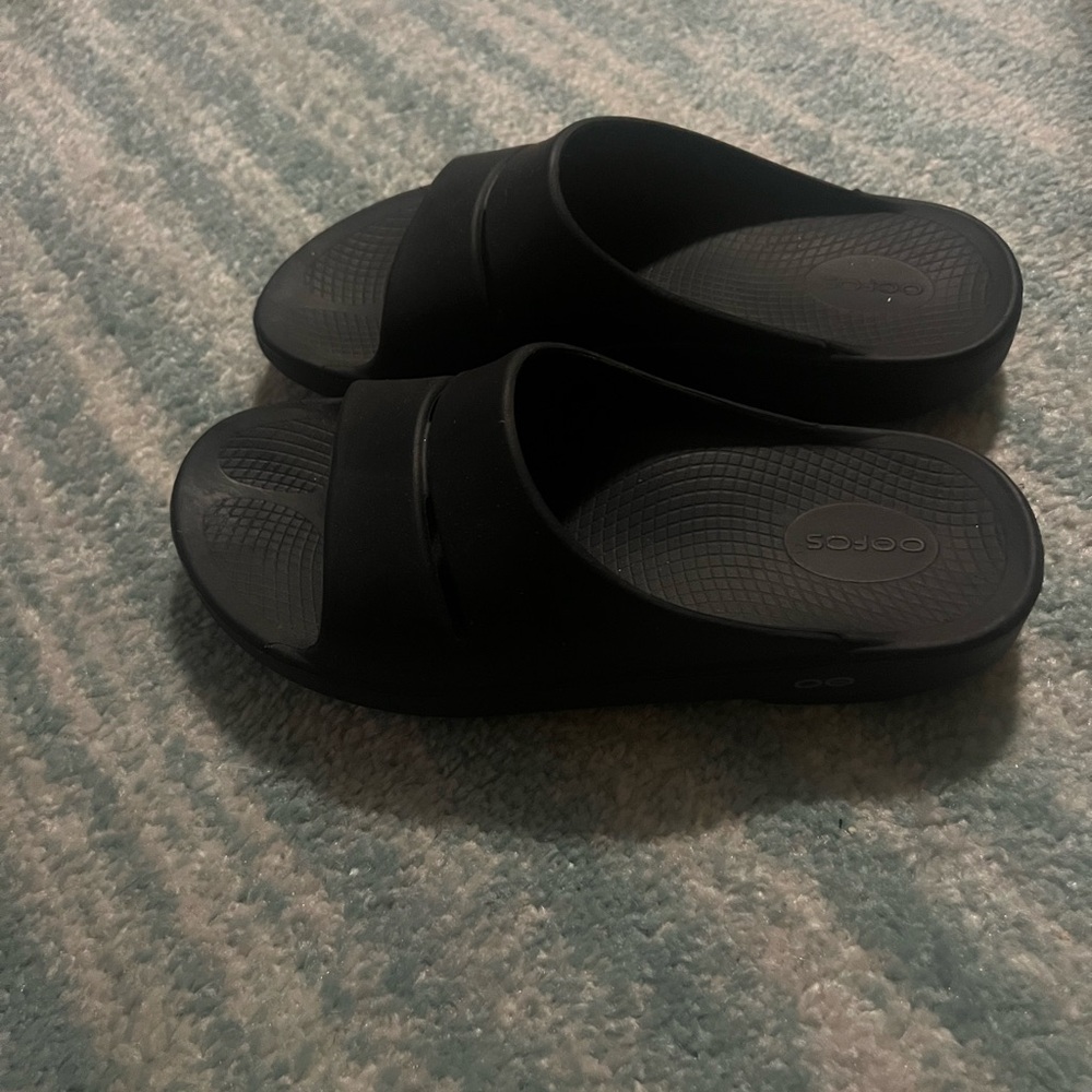 OOFOS Black Sneakers with Ergonomic Design and Geometric Tread